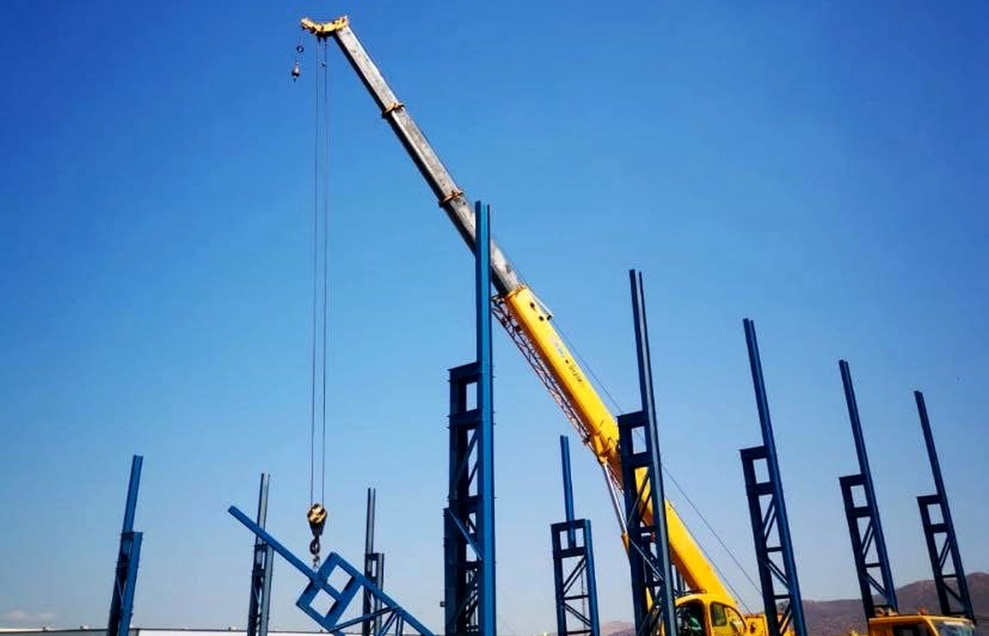 Mobile crane performing a structural lift